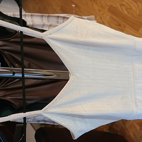 Popular Basics Cream Shimmer Short / Skort Romper Size Medium - Picture 4 of 14